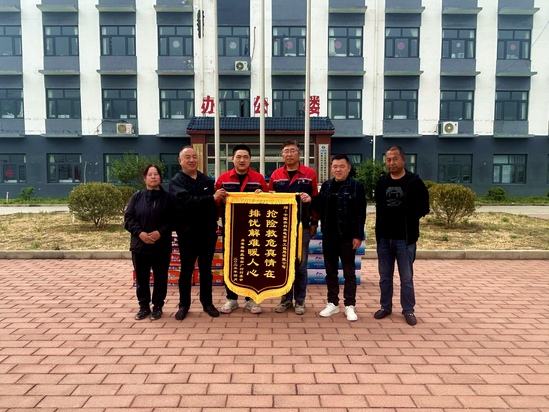 【社會(huì)責(zé)任】(第二分局)火場(chǎng)沖鋒顯擔(dān)當(dāng) 錦旗相贈(zèng)見真情(攝影1:羅銀銀).jpg